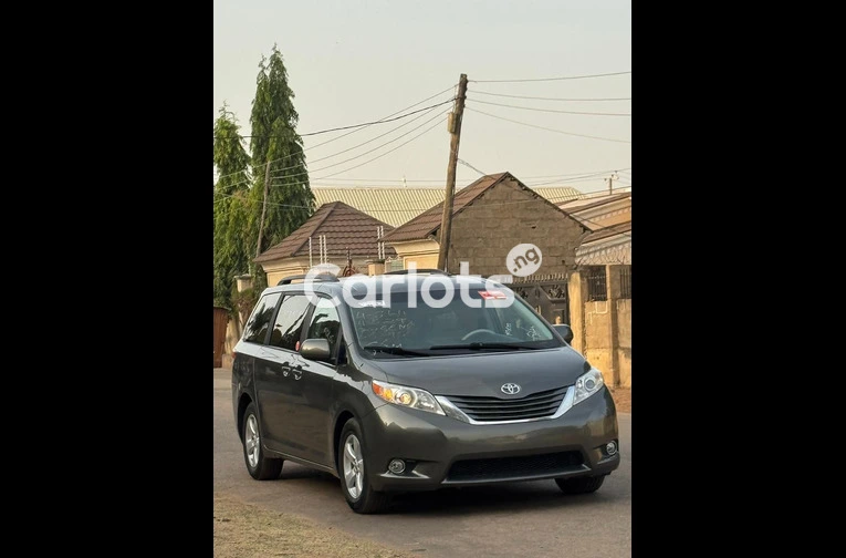 2014 Toyota Sienna LE