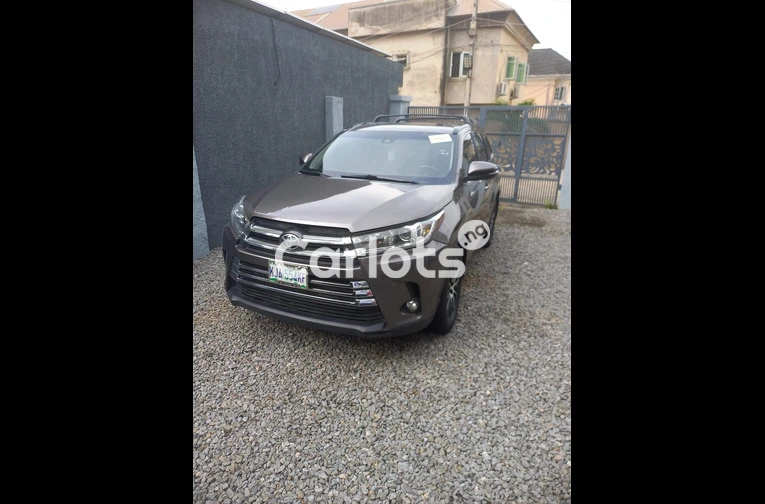 2017 Toyota Highlander SPORT