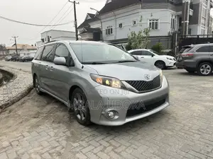 2014 Toyota Sienna SE