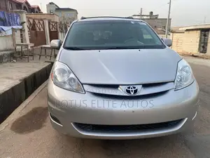 2009 Toyota Sienna XLE - Image 1