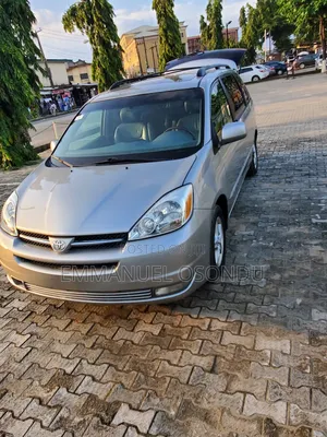 2005 Toyota Sienna - Image 1