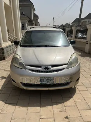 2008 Toyota Sienna - Image 1