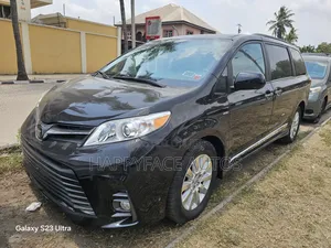 2020 Toyota Sienna XLE
