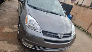 2004 Toyota Sienna LE - Image 1